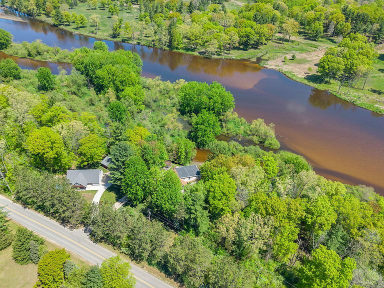 River and grounds at Sapphire River Retreat